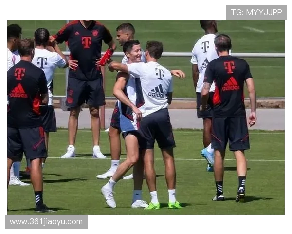 莱万重返德甲与旧主交锋拜仁球迷怒斥其背叛与忘恩负义